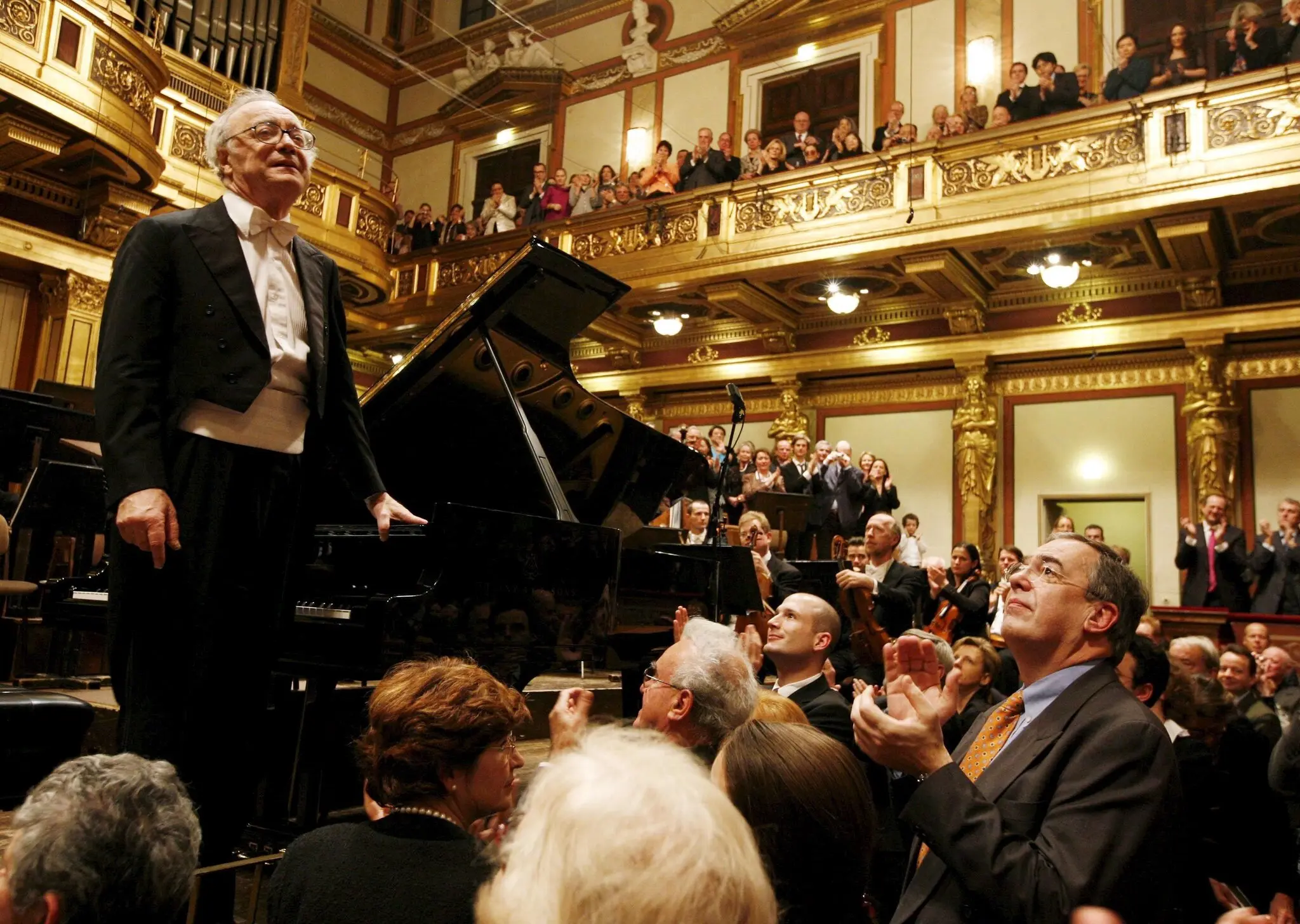 Пан Брендель приймає оплески на своєму прощальному виступі в концертному залі Musikverein у Відні 18 грудня 2008 року.